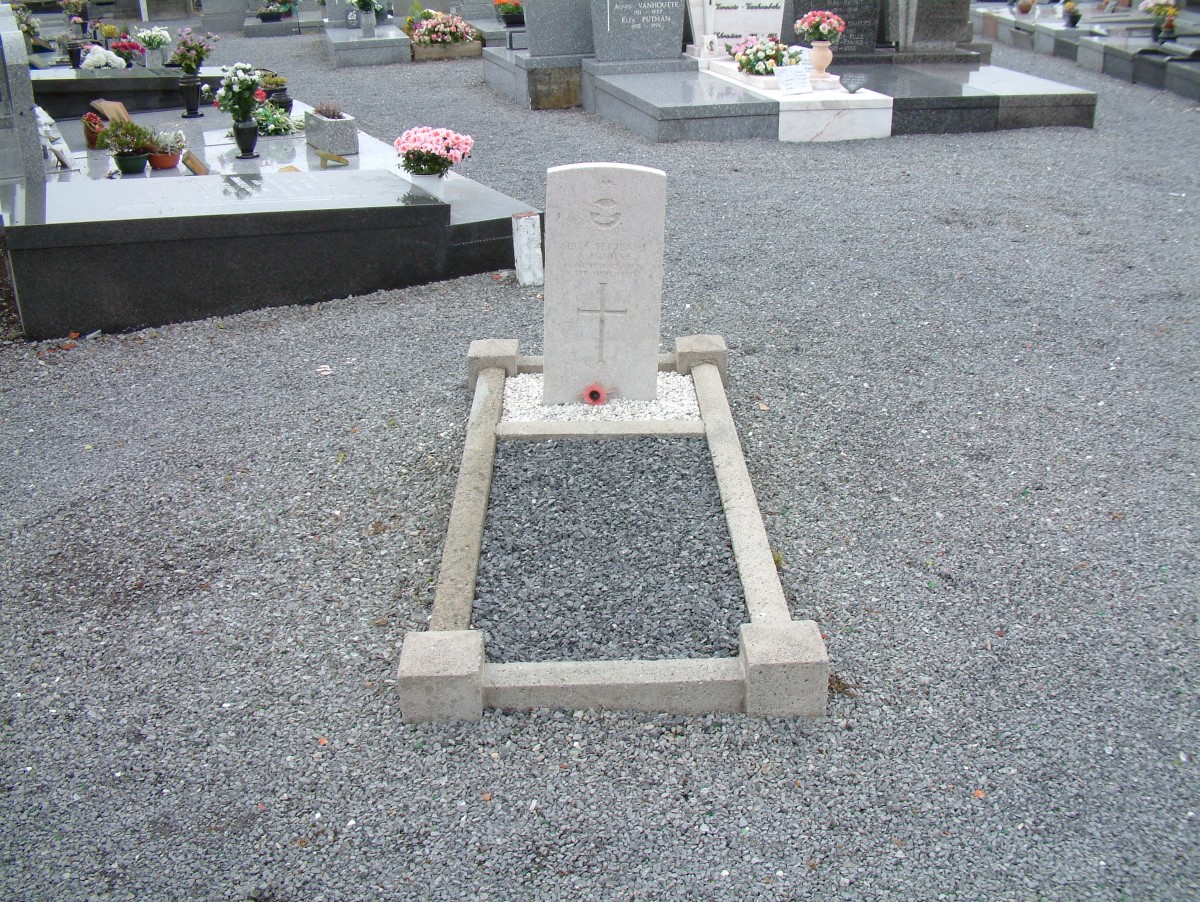 Arthur Giles' Grave in Mouscron Cemetery (Brian Giles)
